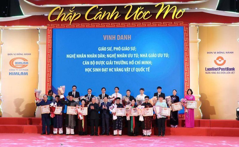 Đại tướng Phạm Văn Trà (thứ 5 từ trái sang) tuyên dương các cá nhân xuất sắc tại chương trình “Chắp cánh ước mơ-Bắc Ninh với khuyến học, khuyến tài”. Ảnh: Thái Sơn