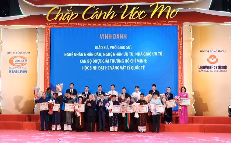 Đại tướng Phạm Văn Trà (thứ 5 từ trái sang) tuyên dương các cá nhân xuất sắc tại chương trình “Chắp cánh ước mơ-Bắc Ninh với khuyến học, khuyến tài”. Ảnh: Thái Sơn Đại tướng Phạm Văn Trà (thứ 5 từ trái sang) tuyên dương các cá nhân xuất sắc tại chương trình “Chắp cánh ước mơ-Bắc Ninh với khuyến học, khuyến tài”. Ảnh: Thái Sơn