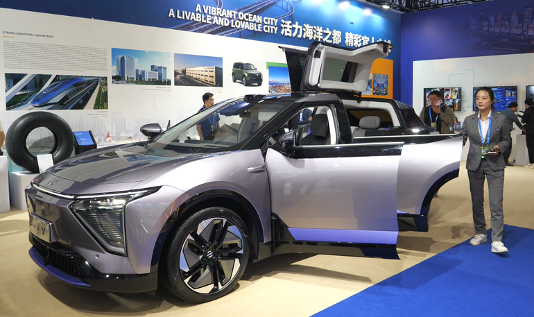 Công ty đa quốc gia trưng bày ô-tô điện - xu hướng của tương lai.