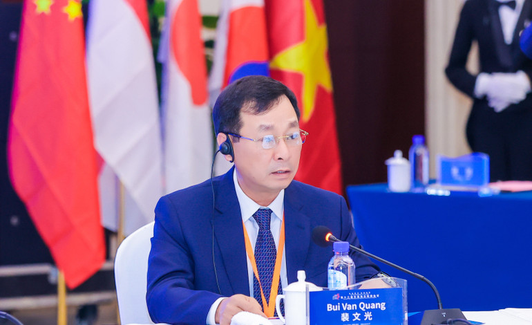 Ông Bùi Văn Quang, Chủ tịch Ủy ban nhân dân tỉnh Phú Thọ phát biểu tại hội nghị bàn tròn.