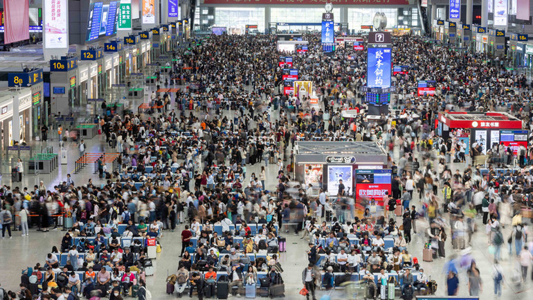 Cảnh tượng đông đúc tại một nhà ga ở thành phố Thượng Hải trong tuần lễ vàng. (Ảnh: Tân Hoa Xã)