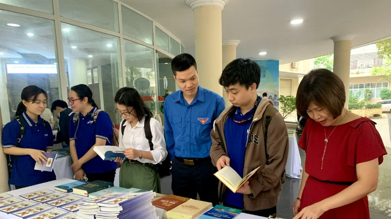 Triển lãm sách là nơi quy tụ hàng trăm đầu sách, tạp chí chuyên ngành khoa học. (Ảnh: BÍCH LIÊN)