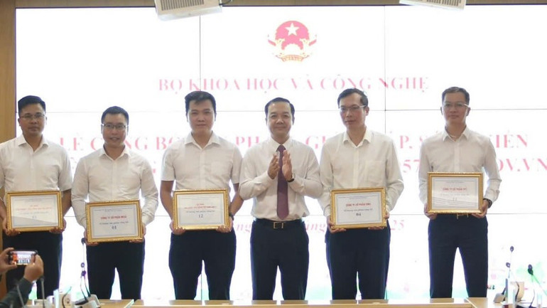 Thứ trưởng Khoa học và Công nghệ Phạm Đức Long trao Kỷ niệm chương cho doanh nghiệp có sản phẩm, giải pháp được công bố. (Ảnh: BÍCH LIÊN)