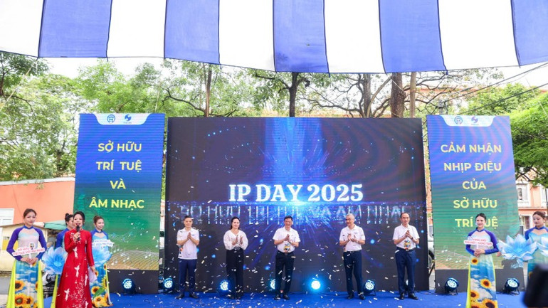 Các đại biểu thực hiện nghi thức khởi động, đánh dấu sự kiện hưởng ứng Ngày Sở hữu trí tuệ Thế giới 26/4/2025. (Ảnh: BÍCH LIÊN)