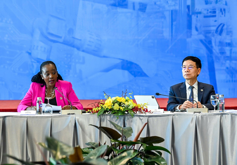 Phiên thảo luận cấp Bộ trưởng với chủ đề: "Công nghệ đột phá chuyển đổi xanh và phát triển bền vững trong kỷ nguyên thông minh". (Ảnh: DUY LINH) Phiên thảo luận cấp Bộ trưởng với chủ đề: "Công nghệ đột phá chuyển đổi xanh và phát triển bền vững trong kỷ nguyên thông minh". (Ảnh: DUY LINH)