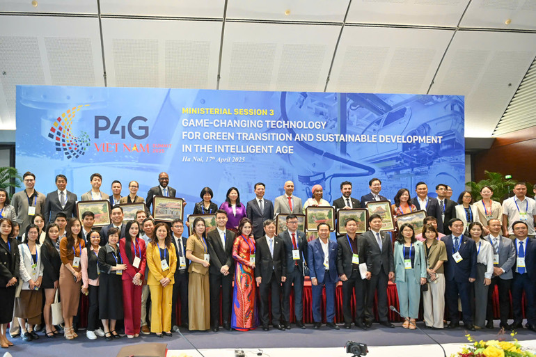 Các đại biểu chụp ảnh lưu niệm tại Phiên thảo luận cấp Bộ trưởng với chủ đề: "Công nghệ đột phá chuyển đổi xanh và phát triển bền vững trong kỷ nguyên thông minh", trong khuôn khổ Hội nghị Thượng đỉnh Đối tác vì Tăng trưởng xanh và Mục tiêu toàn cầu 2030 (P4G) lần thứ tư. Các đại biểu chụp ảnh lưu niệm tại Phiên thảo luận cấp Bộ trưởng với chủ đề: "Công nghệ đột phá chuyển đổi xanh và phát triển bền vững trong kỷ nguyên thông minh", trong khuôn khổ Hội nghị Thượng đỉnh Đối tác vì Tăng trưởng xanh và Mục tiêu toàn cầu 2030 (P4G) lần thứ tư.