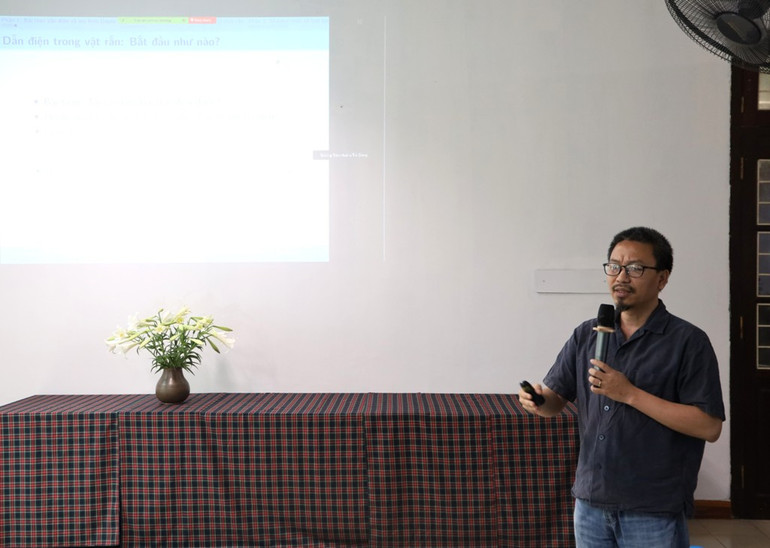 Giáo sư, Tiến sĩ Đỗ Văn Nam, Trường đại học Phenikaa, diễn giả 3 tham dự tại buổi trình bày.