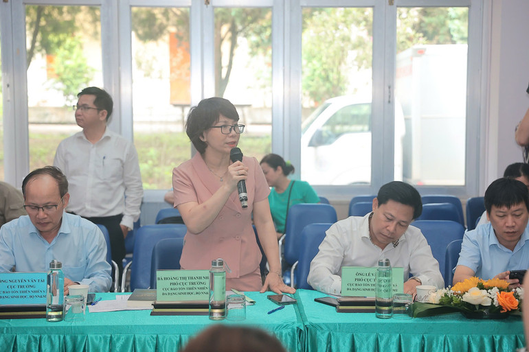 Các đại biểu trao đổi tại buổi hội thảo.