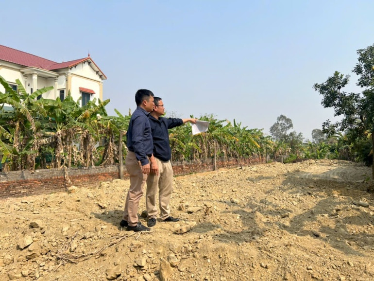 Ông Trịnh Văn Hiến, ở Đông Thôn 1 (xã Cầu Lộc, Hậu Lộc, Thanh Hóa) bên cạnh thửa đất hơn 1000m2 của gia đình bị "biến" thành đất tái định cư.