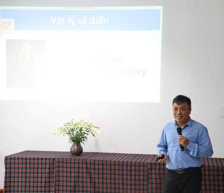 Giáo sư, Tiến sĩ Nguyễn Thế Toàn, Trường đại học Khoa học Tự nhiên, Đại học quốc gia Hà Nội, diễn giả 2 tham dự tại buổi trình bày.