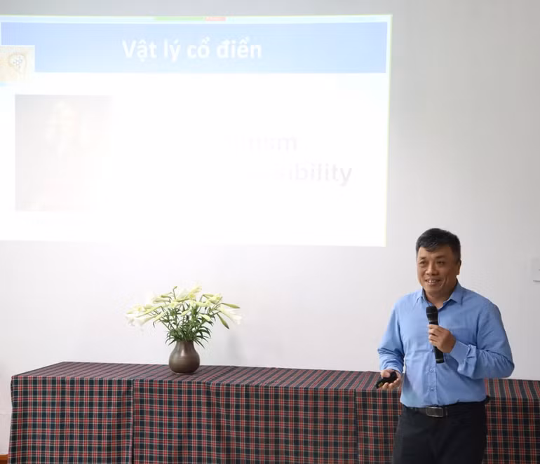 Giáo sư, Tiến sĩ Nguyễn Thế Toàn, Trường đại học Khoa học Tự nhiên, Đại học quốc gia Hà Nội, diễn giả 2 tham dự tại buổi trình bày.