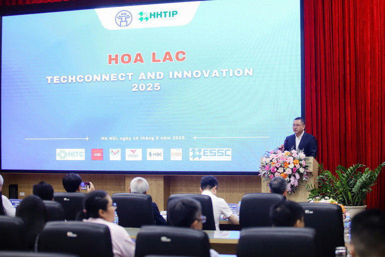 Ông Vũ Xuân Hùng - Trưởng Ban Quản lý các khu công nghệ cao và khu công nghiệp Thành phố Hà Nội phát biểu khai mạc.