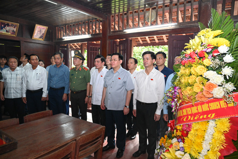 Chủ tịch Quốc hội Vương Đình Huệ cùng đoàn công tác dâng hoa, dâng hương tại Khu lưu niệm Tổng Bí thư Lê Duẩn ở huyện Triệu Phong. (Ảnh Duy Linh)