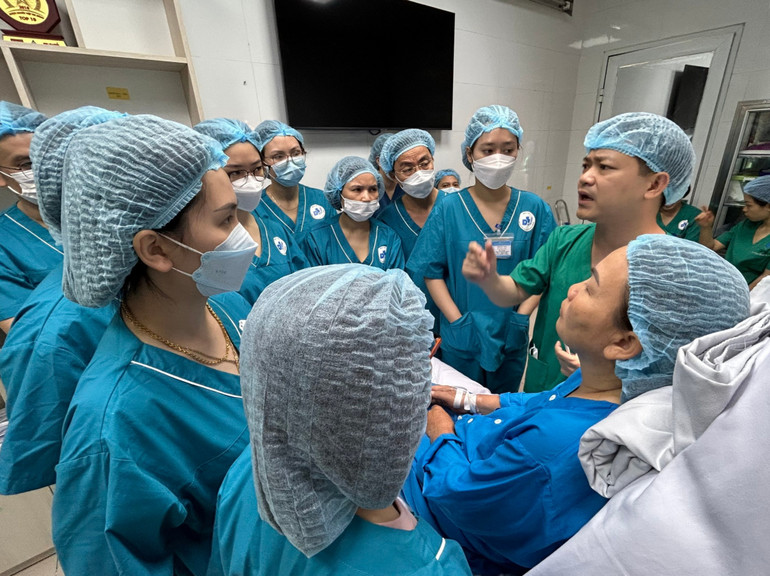 Bác sĩ Nguyễn Đình Quân giảng dạy các bác sĩ thực hiện thủ thuật thẩm mỹ.