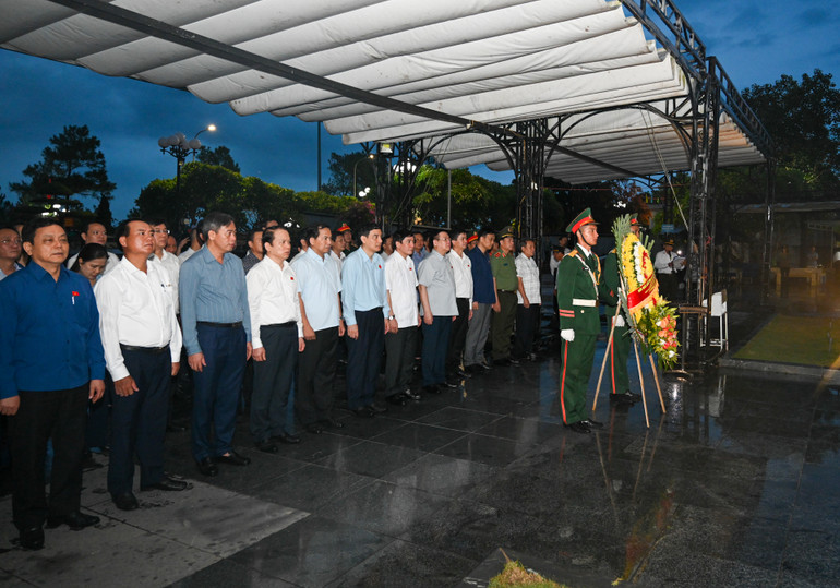 Chủ tịch Quốc hội Vương Đình Huệ và đoàn công tác tưởng niệm các anh hùng liệt sĩ tại Nghĩa trang quốc gia đường 9. (Ảnh Duy Linh)