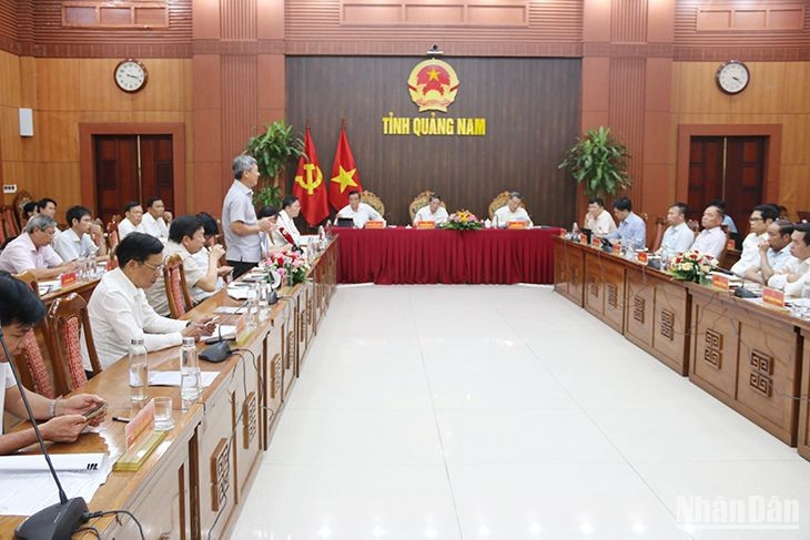 Phó Chủ tịch Ủy ban nhân dân tỉnh Hồ Quang Bửu báo cáo tình hình quy hoạch, phát triển thủy điện trên địa bàn tỉnh.