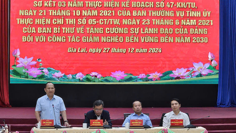 Các đồng chí chủ trì hội nghị.