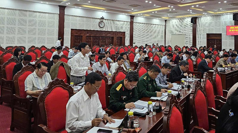 Các đại biểu tham gia ý kiến về kết quả công tác năm 2024 nhiệm vụ trọng tâm của tỉnh năm 2025.