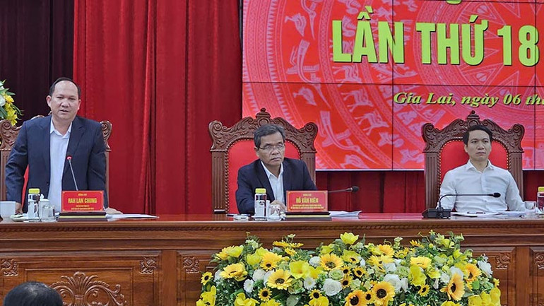 Các đồng chí chủ trì hội nghị.