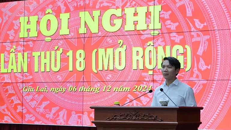 Phó Bí thư Tỉnh ủy Nguyễn Ngọc Lương báo cáo tình hình thực hiện nhiệm vụ năm 2024 và nhiệm vụ trọng tâm công tác năm 2025.