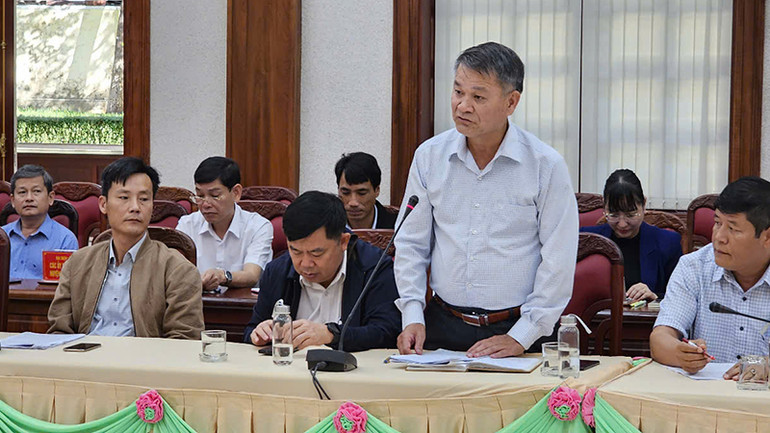 Các đại biểu tham luận tại hội nghị.