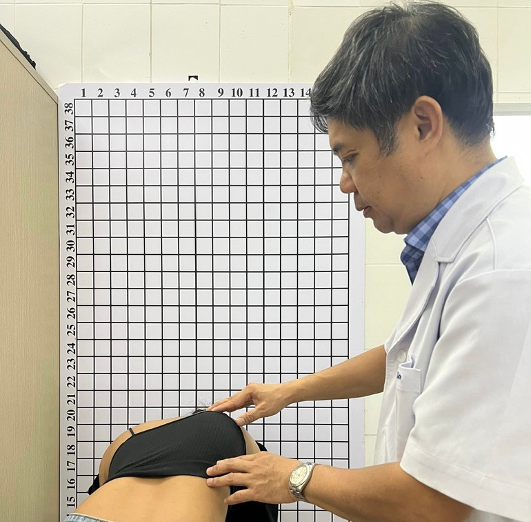 PGS.TS Đinh Ngọc Sơn, Trưởng khoa Phẫu thuật Cột sống, Bệnh viện Hữu nghị Việt Đức khám gù vẹo cột sống cho trẻ em. PGS.TS Đinh Ngọc Sơn, Trưởng khoa Phẫu thuật Cột sống, Bệnh viện Hữu nghị Việt Đức khám gù vẹo cột sống cho trẻ em.