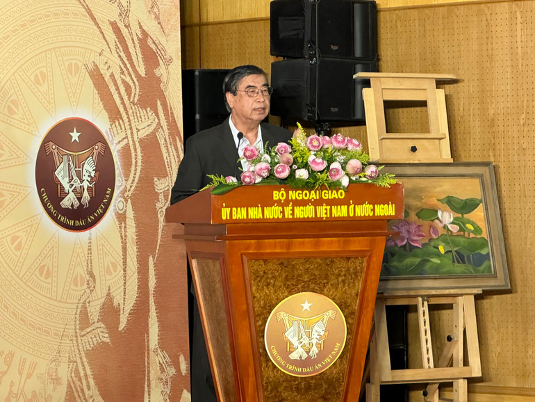 Chủ tịch Hội Liên lạc với người Việt Nam ở nước ngoài Nguyễn Phú Bình phát biểu tại buổi họp báo.