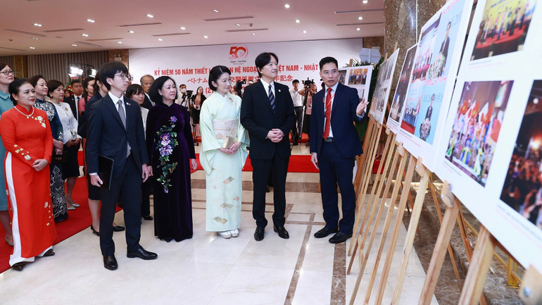 Hoàng Thái tử Nhật Bản Akishino cùng Công nương tham quan triển lãm ảnh về 50 năm quan hệ Việt Nam-Nhật Bản. (Ảnh Thủy Nguyên)