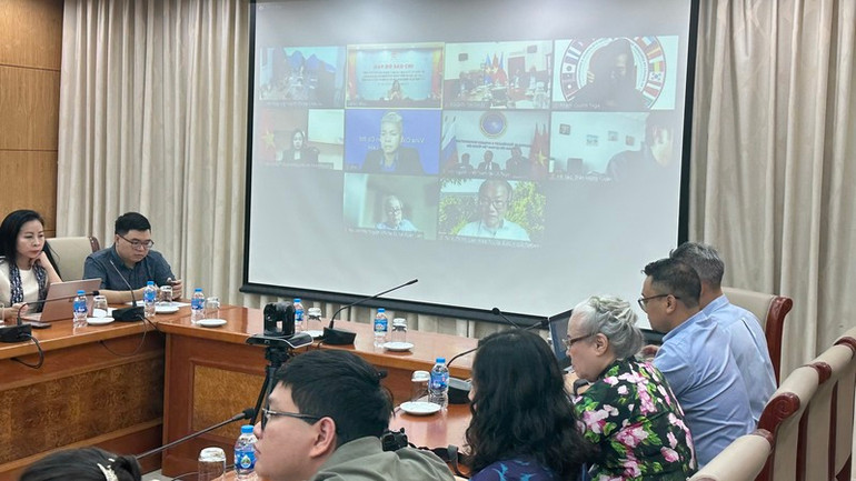 Các Hội đoàn người Việt Nam ở nước ngoài tham dự trực tuyến. Các Hội đoàn người Việt Nam ở nước ngoài tham dự trực tuyến.