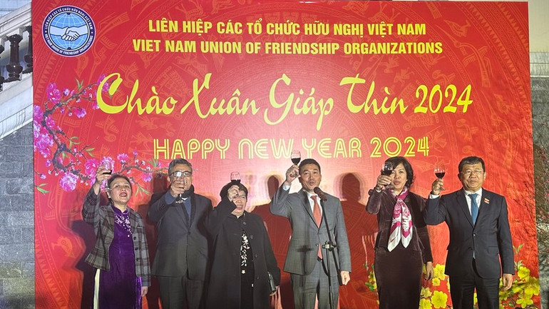 Các đại biểu cùng nâng ly chúc mừng Xuân Giáp Thìn 2024.