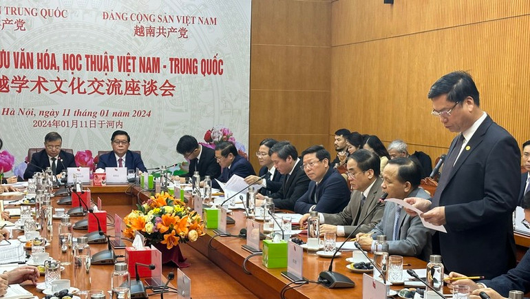 Giáo sư, Tiến sĩ Phạm Văn Đức, Phó Chủ tịch Thường trực Hội Triết học Việt Nam trình bày tham luận.