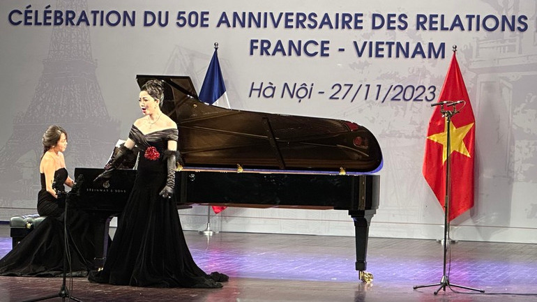 Tiết mục opera tại Lễ kỷ niệm 50 năm thiết lập quan hệ ngoại giao Việt Nam-Pháp. Tiết mục opera tại Lễ kỷ niệm 50 năm thiết lập quan hệ ngoại giao Việt Nam-Pháp.