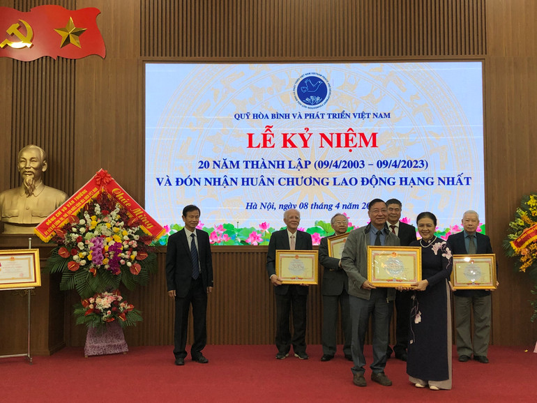 Các cá nhân, tập thể nhận bằng khen, kỷ niệm chương.