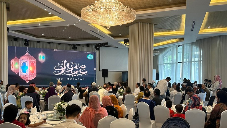 Quang cảnh buổi lễ Eid al-Fitr tại Hà Nội. Quang cảnh buổi lễ Eid al-Fitr tại Hà Nội.