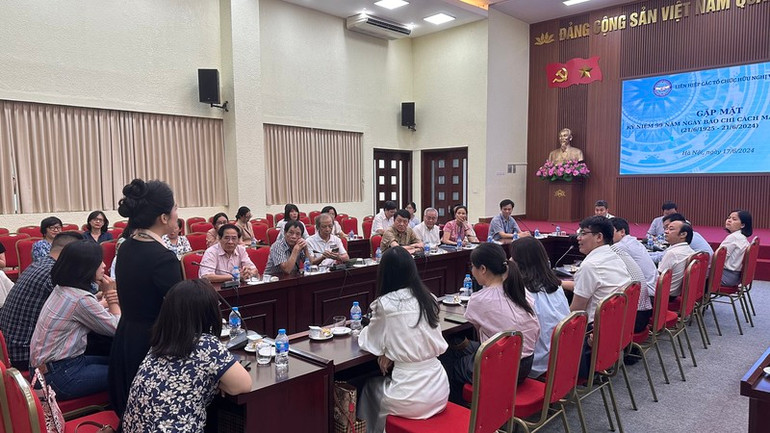 Đại diện các cơ quan thông tấn, báo chí trao đổi với Liên hiệp.