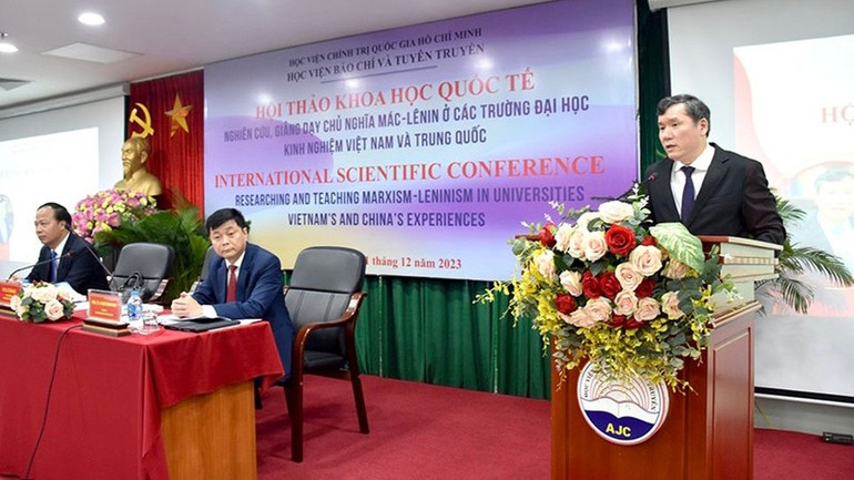 GS, TS. Lê Văn Lợi, Phó Giám đốc Học viện Chính trị quốc gia Hồ Chí Minh phát biểu khai mạc Hội thảo. GS, TS. Lê Văn Lợi, Phó Giám đốc Học viện Chính trị quốc gia Hồ Chí Minh phát biểu khai mạc Hội thảo.