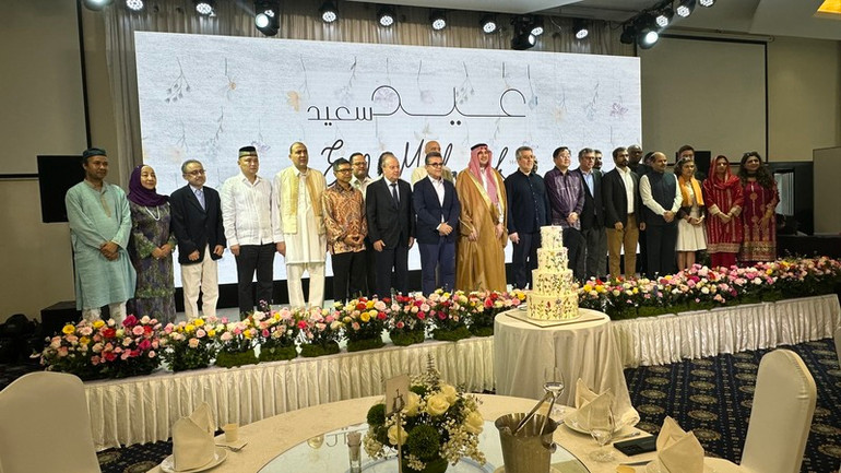 Đại diện các cơ quan ngoại giao và tổ chức quốc tế chụp ảnh kỷ niệm. Đại diện các cơ quan ngoại giao và tổ chức quốc tế chụp ảnh kỷ niệm.