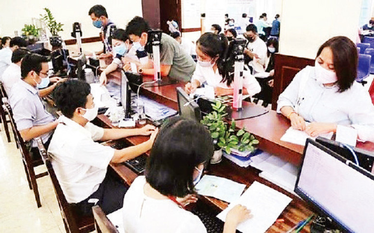 Giải quyết thủ tục hành chính cho người dân, doanh nghiệp tại Trung tâm Hành chính công tỉnh Quảng Bình.