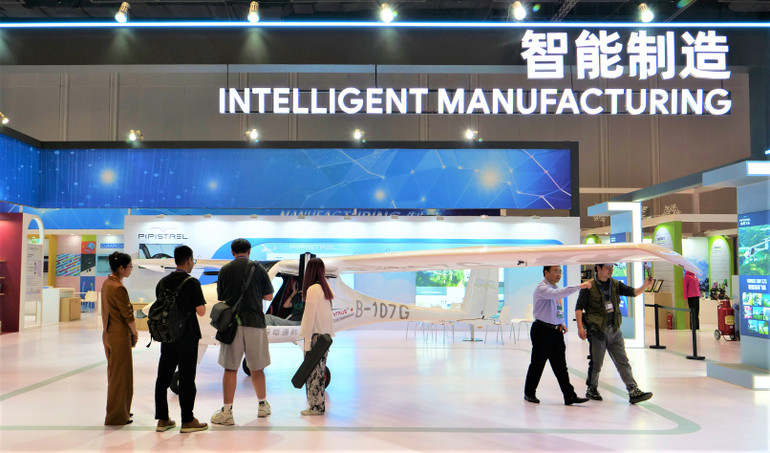 Nhiều sản phẩm hiện đại, thông minh được trưng bày tại hội chợ.