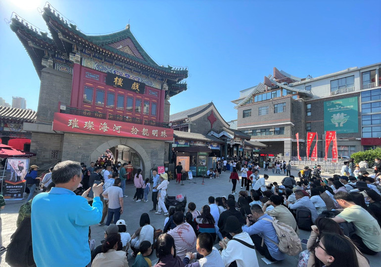 Cảnh tượng đông đúc trước khu phố cổ thành phố Thiên Tân. (Ảnh: PHƯƠNG THẢO)