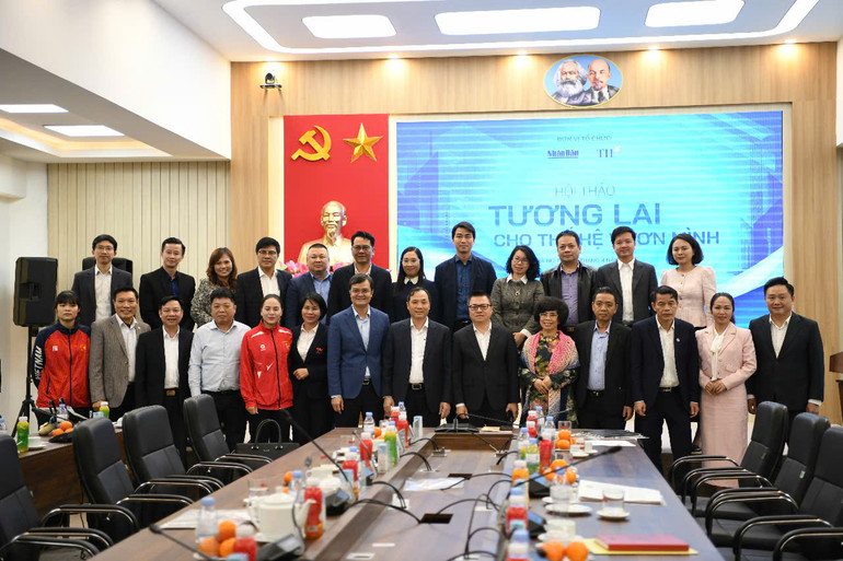 Các đại biểu dự tọa đàm chụp ảnh lưu niệm.