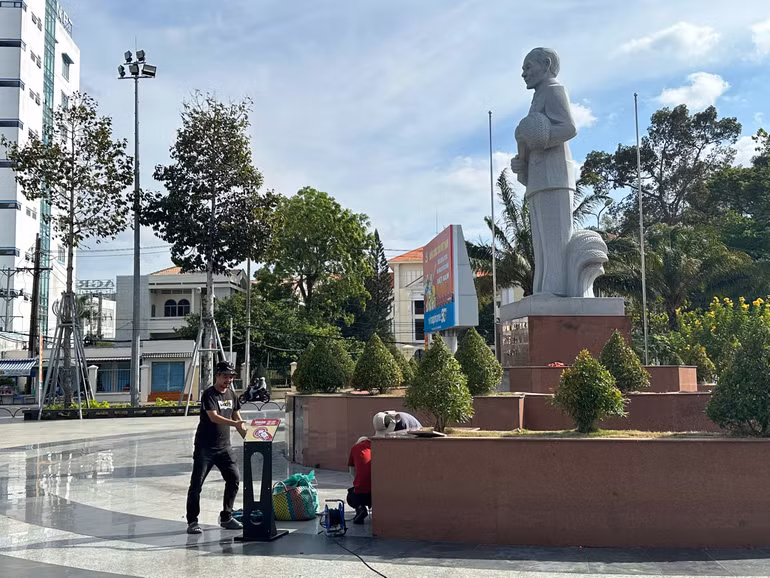 Đường vào Bến tàu cao tốc Trần Đề (Sóc Trăng) - Côn Đảo.