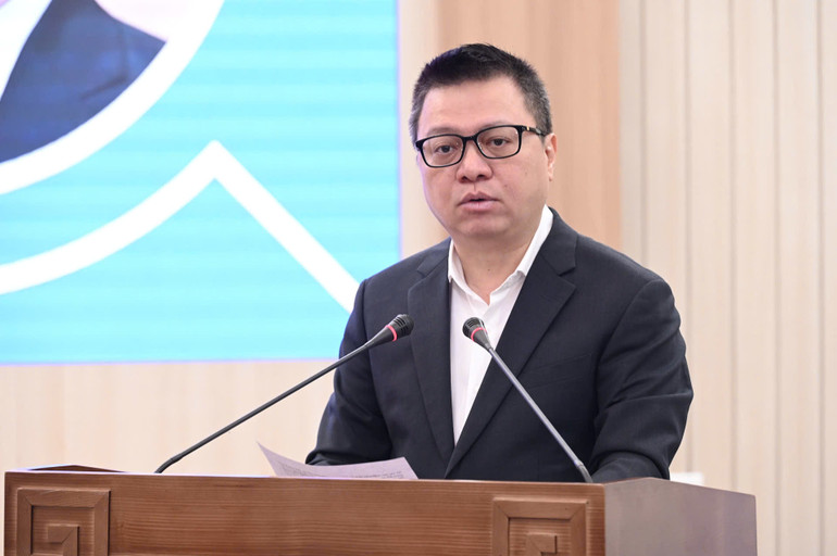 Đồng chí Lê Quốc Minh, Ủy viên Trung ương Đảng, Tổng Biên tập Báo Nhân Dân, Phó Trưởng Ban Tuyên giáo và Dân vận Trung ương, Chủ tịch Hội Nhà báo Việt Nam phát biểu khai mạc hội thảo. (Ảnh: BÙI GIANG)