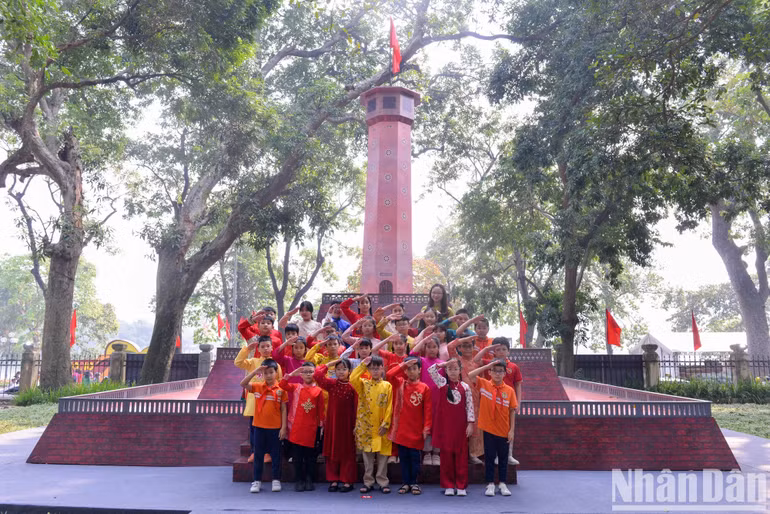 Cô và trò trường Tiểu học Tràng An (quận Hoàn Kiếm) thực hiện nghi thức chào cờ tại triển lãm tương tác Cột cờ Hà Nội tại trụ sở Báo Nhân Dân. Ảnh: Thế Đại Cô và trò trường Tiểu học Tràng An (quận Hoàn Kiếm) thực hiện nghi thức chào cờ tại triển lãm tương tác Cột cờ Hà Nội tại trụ sở Báo Nhân Dân. Ảnh: Thế Đại