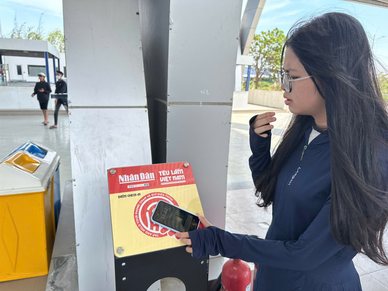 Chỉ cần đặt điện thoại thông minh lên thiết bị là du khách đã kết nối thông tin hữu ích. Chỉ cần đặt điện thoại thông minh lên thiết bị là du khách đã kết nối thông tin hữu ích.