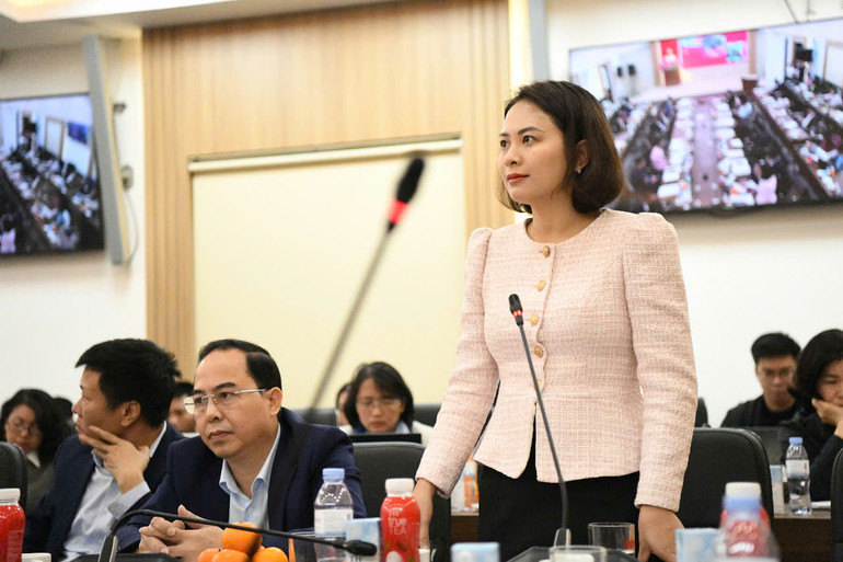 Cô giáo Hoàng Minh Hằng - Phó Trưởng phòng Giáo dục và Đào tạo quận Hoàn Kiếm chia sẻ tại hội thảo. Ảnh: BÙI GIANG-KHẮC ANH