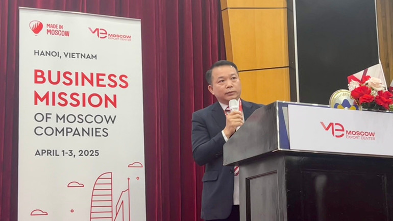 Phó Tổng Thư ký Hội hữu nghị Việt-Nga Trần Văn Tám phát biểu tại lễ khai mạc.