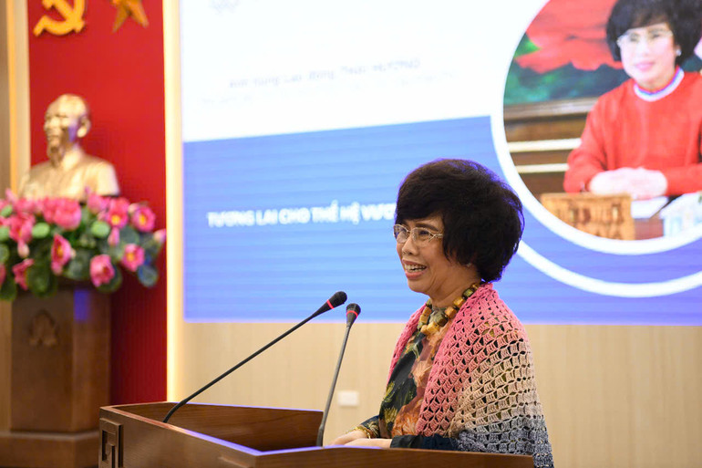 Anh hùng Lao động Thái Hương, Nhà Sáng lập, Chủ tịch Hội đồng Chiến lược Tập đoàn TH phát biểu tại hội thảo. Ảnh: THẾ DƯƠNG