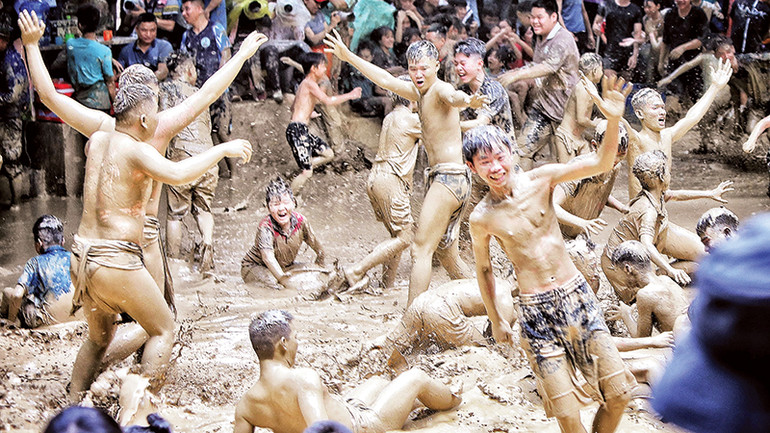 Đội nào ôm cầu đẩy được xuống lỗ cầu của đối phương là đội giành chiến thắng.