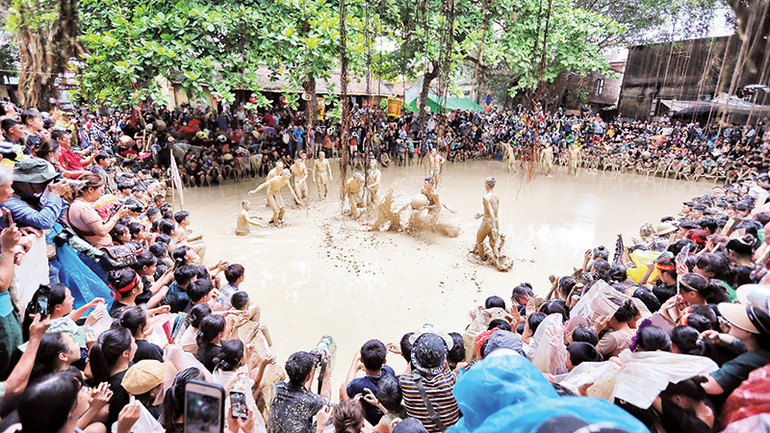 Mỗi trận đấu đều diễn ra vô cùng gay cấn, quyết liệt cùng với tiếng trống hội, tiếng hò reo cổ vũ sôi nổi, vang rền của nhân dân và du khách thập phương.
